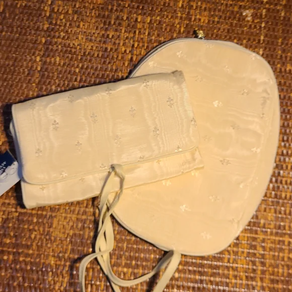 2 piece Oscar de la Renta cosmetic bags - Picture 9 of 9